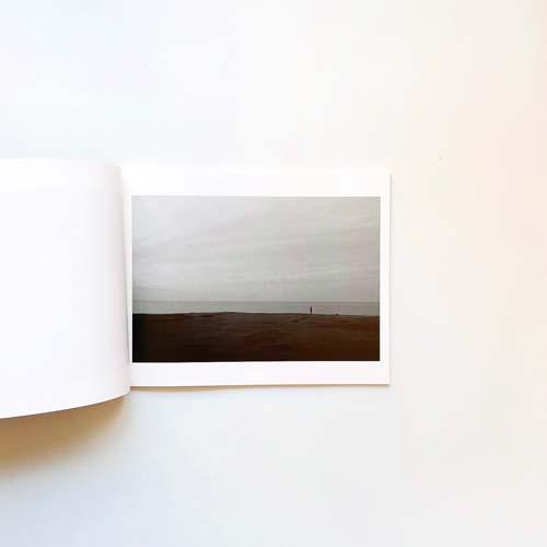 村越としや　月に口笛 [Signed]