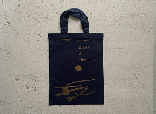 秋野ちひろ「本と金槌」bag [図録付]